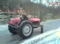 Need for Speed, varianta românească. Vedeţi cum se face drift cu tractorul (VIDEO)
