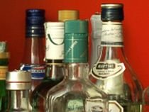 Sute de sticle cu băuturi contrafăcute, confiscate de poliţiştii bucureşteni 