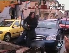 O tânără din Craiova s-a urcat pe capota maşinii pentru a nu-i fi ridicat autoturismul (VIDEO)