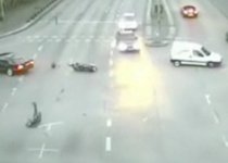 Accident de circulaţie impresionant, filmat într-o intersecţie din Hamburg (VIDEO)