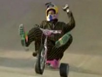 Un nou sport extrem: sărituri cu tricicleta (VIDEO)