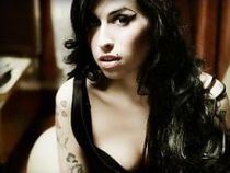Amy Winehouse câştigă "războiul" cu presa de scandal (VIDEO)