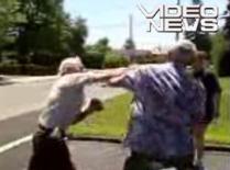 Tataie, las-o mai moale! Doi bătrânei se bat în plină stradă (VIDEO)