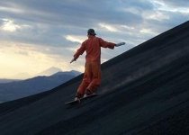 Nebunie sau curaj? Boarding pe versanţii vulcanilor activi (VIDEO)