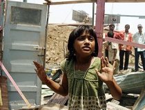 Fetiţa din  Slumdog Millionaire s-a îmbolnăvit, după ce i-a fost dărâmată casa