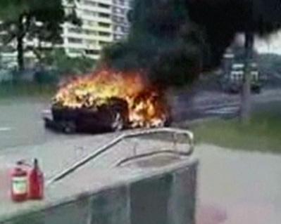 Ferarri arde din nou. Maşina de 600.000 de euro a unei rusoaice a luat foc pe şosea (VIDEO)