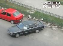 O femeie încearcă să execute o parcare laterală (VIDEO)
