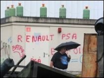 Muncitorii francezi ameninţă cu aruncarea în aer a fabricii, dacă nu primesc compensaţii
