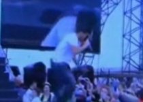 Stânjenitor: Peter Andre se împiedică pe scenă (VIDEO)
