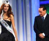 Berlusconi a început războiul: Patru fotografi, reţinuţi în apropiere de vila premierului