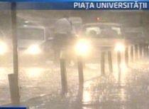 Ploaie torenţială şi grindină în Bucureşti. Trimiteţi imagini pe www.videonews.ro