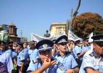 Proteste ale poliţiştilor, în mai multe oraşe din ţară. Sindicaliştii nu exclud greva generală