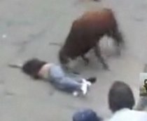 O femeie scapă cu viaţă după ce este atacată de un taur furios (IMAGINI ŞOCANTE)