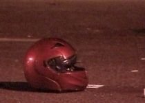 Tânăr de 18 ani, spulberat pe şosea, după ce a nimerit cu scuterul într-o cursă ilegală de maşini (VIDEO)