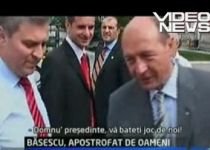 Traian Băsescu, apostrofat de alegători: "Să trăiţi la fel de bine ca profesorii!" (VIDEO)