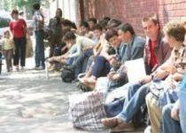 Peste 200.000 de români vor fi şomeri până la primăvară