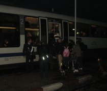 "Ne-au dat jos şi am rămas afară". Cum se călătoreşte cu trenul în România (VIDEO)
