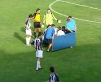 Un jucător accidentat la un meci din liga a treia spaniolă, scos cu o uşă de pe teren (VIDEO)
