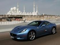 Paradă de maşini Ferrari, organizată în Dubai (VIDEO)