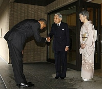 Obama, calificat "slugarnicul suprem", după o plecăciune în faţa împăratului Japoniei
