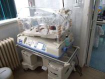 Părinţii bebeluşului ars în incubator vor depune o plângere penală pentru neglijenţă şi vătămare 