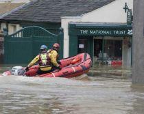 Inundaţiile fac victime în Marea Britanie şi Brazilia