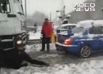 Camion scos din zăpadă de un Subaru Impreza (VIDEO)