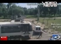 Salvare în ultimul moment: Un argentinian a împins o maşină care rămăsese blocată pe şinele de tren (VIDEO)