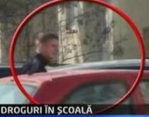 Poliţist din Târgu Mureş, surprins în timp ce vindea droguri elevilor (VIDEO)