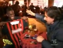 Interistul Balotelli gafează din nou. S-a îmbrăcat în tricoul lui AC Milan (VIDEO)