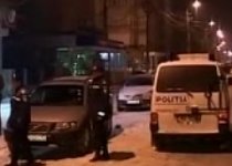 Jaf la o sală de jocuri din Oradea: Hoţul a atacat-o pe angajată cu un cuţit şi un spray paralizant (VIDEO)