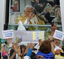 Vatican se apără: episcopii nu sunt angajaţi