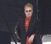 Elton John stă doar patru ore în România
