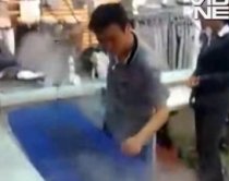 Un chinez face o demonstraţie cu fierul de călcat - VIDEO