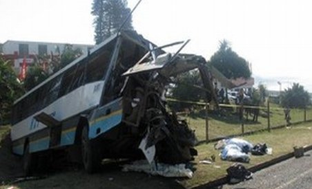 Bolivia. 25 de morţi, după ce un autocar a căzut de pe un pod