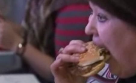 Românii, prea săraci pentru a mânca la fast-food (VIDEO)
