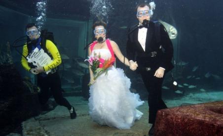 Doi tineri din Austria s-au căsătorit sub apă - VIDEO