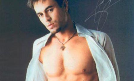 Enrique Iglesias va face schi nautic în pielea goală: "Un pariu este un pariu"