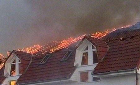 Acoperişul unei fabrici de lângă vama Borş a ars complet luni seară
