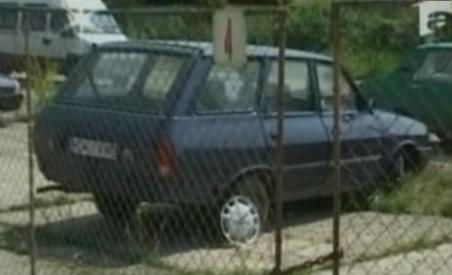 Petroşani. Un bărbat şi-a parcat maşina ilegal şi a găsit-o fără piese când a vrut să o recupereze (VIDEO)