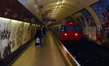 Marea Britanie. Un tren defect a mers fără oprire 13 minute, perturbând traficul metroului londonez