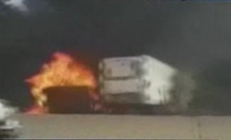 Incendiu puternic pe o autostradă americană, în urma unui accident rutier (VIDEO)