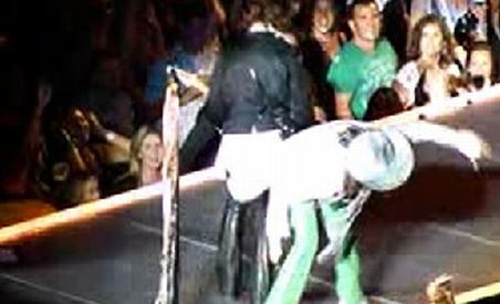 Steven Tyler, solistul trupei Aerosmith, a căzut de pe scenă la Toronto (VIDEO)