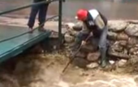 Ploi torenţiale şi inundaţii în Buşteni şi Baia de Fier (VIDEO)