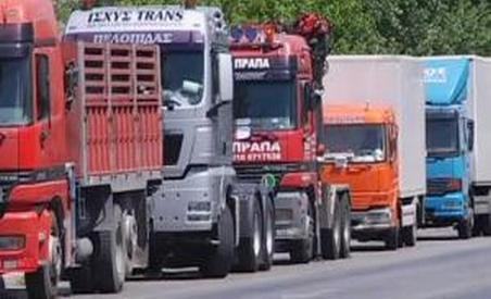 Grecia, paralizată din nou de greva transportatorilor. Şoferii de camioane au blocat o autostradă
