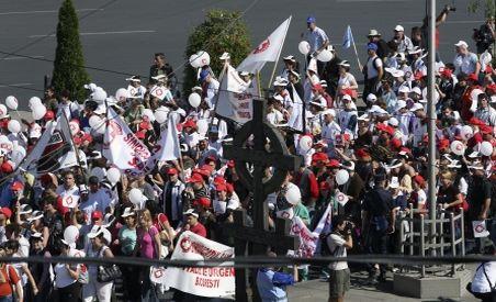 Guvernanţii sub asediu: Protestatarii s-au bătut cu jandarmii şi au aruncat cu ouă (VIDEO)