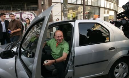 Traian Băsescu, în traficul bucureştean: Vezi cum a ajuns preşedintele la serviciu (VIDEO)