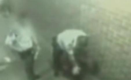 Imagini şocante: Un poliţist îi îndeasă pe gât un furtun cu apă unui deţinut (VIDEO)