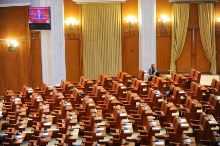 Parlamentarii care lipsesc de la şedinţe ar putea fi sancţionaţi