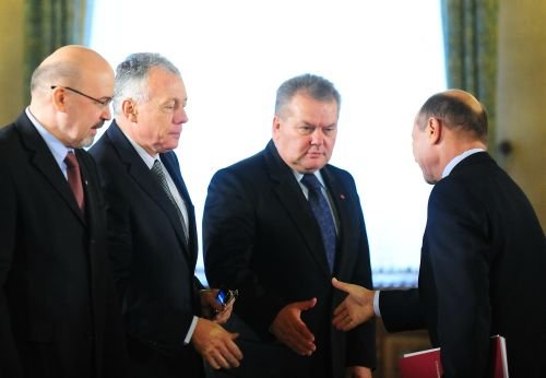 Liderii partidelor de la Putere vor merge la consultările cu Băsescu. Opoziţia decide luni 